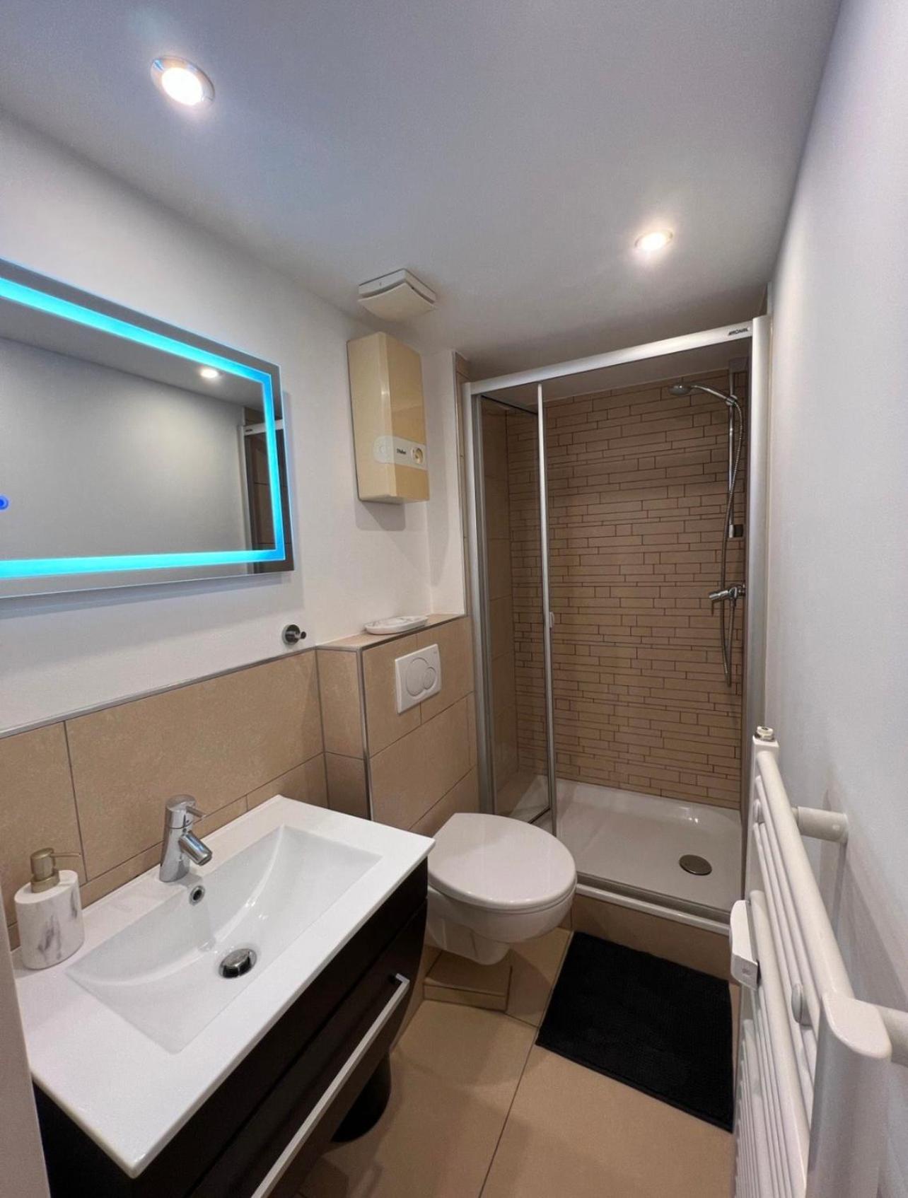 Medienhafen Apartment Direkt Am Zentrum Dusseldorf Luaran gambar